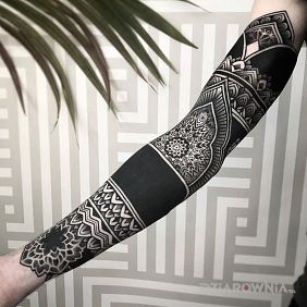 Tatuaż Wzór pierwsza klasa na przedramieniu motyw: mandale styl: blackwork / blackout