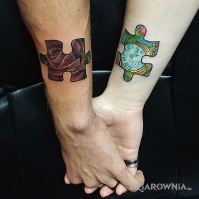 Tatuaż Dwa puzzle na przedramieniu motyw: kolorowe