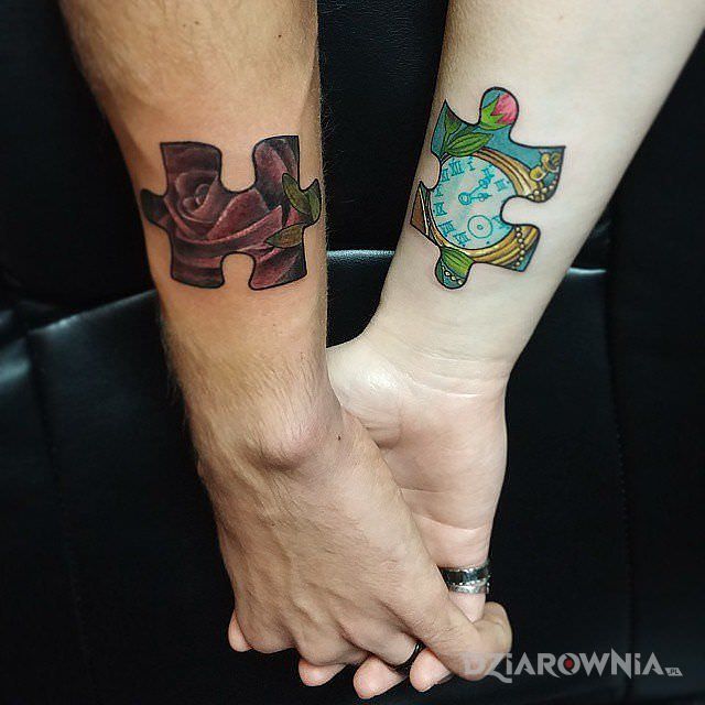 Tatuaż dwa puzzle w motywie kolorowe na przedramieniu