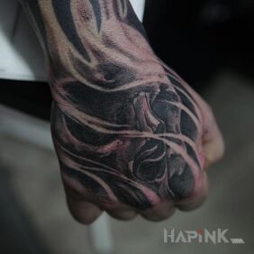 Tattoo Skull on the hand motif: skulls