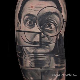 Tatuaż Salvador Dali na ramieniu motyw: 3D styl: realistyczne