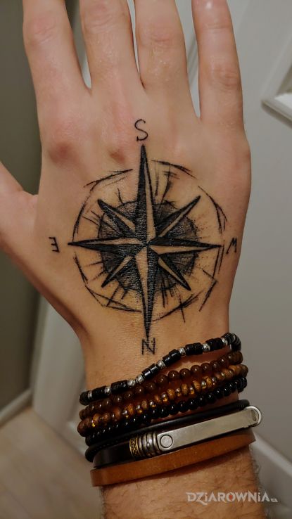 Tatuaż pierwszy tatuaż kompas w motywie pozostałe i stylu szkic na dłoni