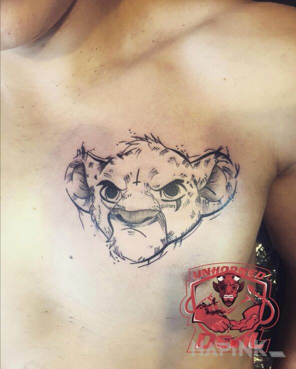 Tattoo Young Simba in black and gray motif and graphic / illustrative style on the chest