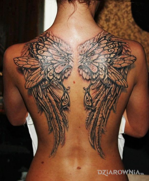 Tatuaż skrzydła w motywie 3D na plecach