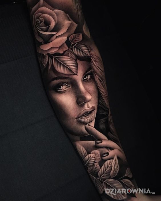 Tatuaż twarz dziewczyny w motywie czarno-szare i stylu realistyczne na przedramieniu