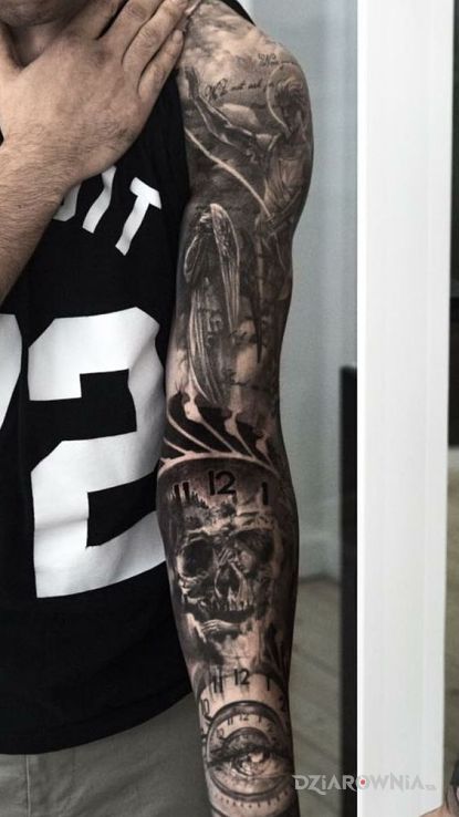 Tatuaż szary rękaw w motywie czarno-szare i stylu realistyczne na ramieniu