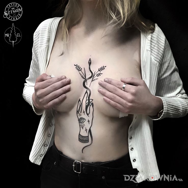 Tatuaż  pomiędzy piersiami w motywie czarno-szare i stylu graficzne / ilustracyjne na brzuchu