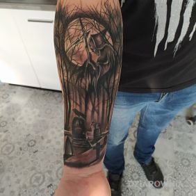 Tatuaż Cmentarz na przedramieniu motyw: czarno-szare styl: realistyczne