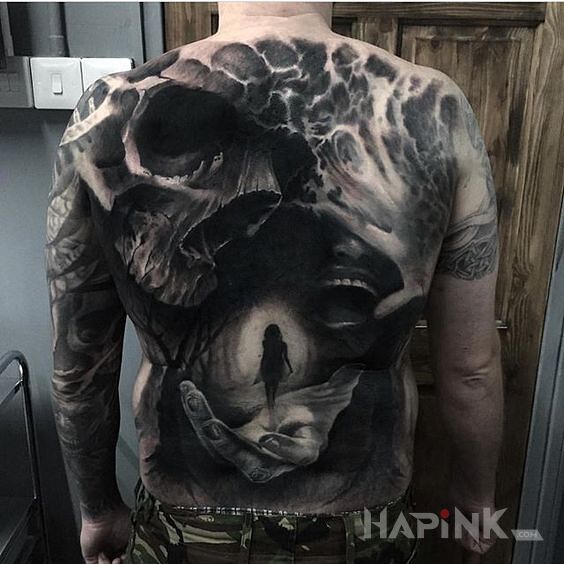 Tattoo Mocarny tatuaż na plecach in skulls motif and realistic style on the back