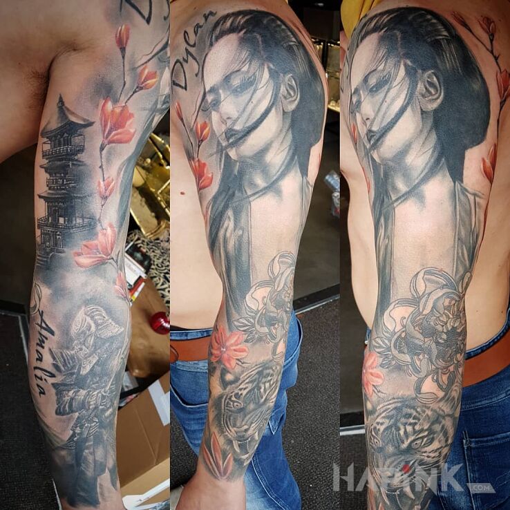 Tattoo Japońska dziewczyna in flowers motif and realistic style on the forearm