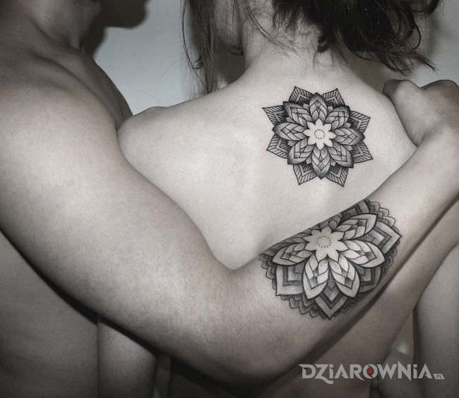 Tatuaż milosne mandale w motywie mandale i stylu graficzne / ilustracyjne na plecach