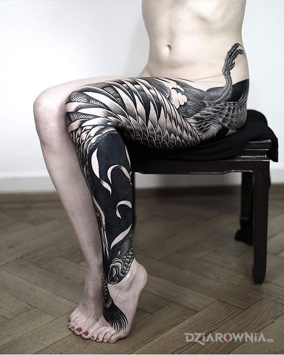 Tatuaż ptaszysko na nodze w motywie czarno-szare i stylu graficzne / ilustracyjne na stopie
