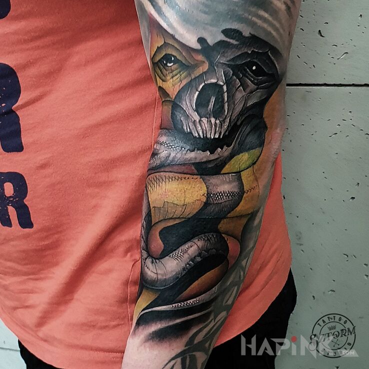Tattoo Smutne oczy in animals motif and realistic style on the upper arm