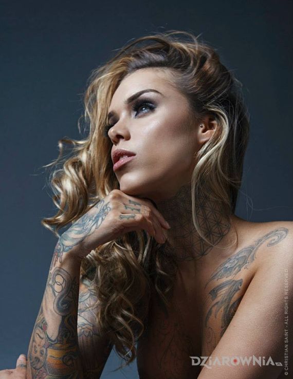 Tatuaż sexy sexy w motywie seksowne na szyi
