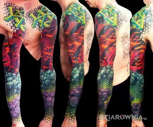 Tatuaż geometryczne wzory w kolorze w motywie rękawy i stylu geometryczne na ramieniu