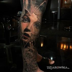 Tatuaż Zbite zwierciadło na łydce motyw: twarze styl: realistyczne