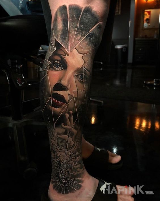 Tattoo Zbite zwierciadło in faces motif and realistic style on the leg