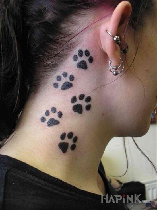 Tattoo Łapki in other motif behind the ear