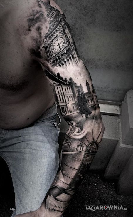 Tatuaż big ben w motywie czarno-szare i stylu realistyczne na ramieniu