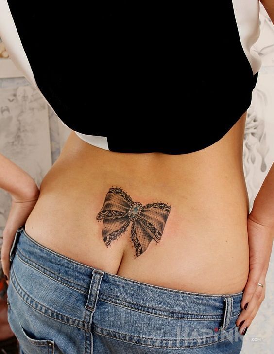 Tattoo Kokardka in 3D motif and realistic style on the back