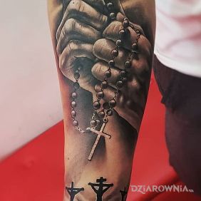 Tatuaż Różaniec na przedramieniu motyw: religijne styl: realistyczne