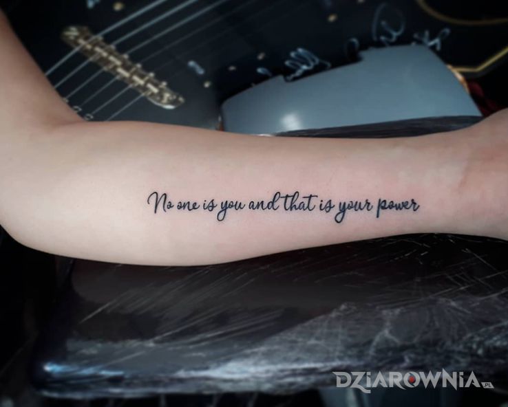Tatuaż no one is you w motywie napisy i stylu kaligrafia na przedramieniu