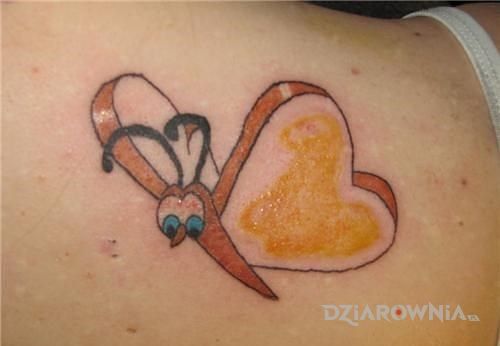 Tatuaż motylek w motywie zwierzęta na łopatkach