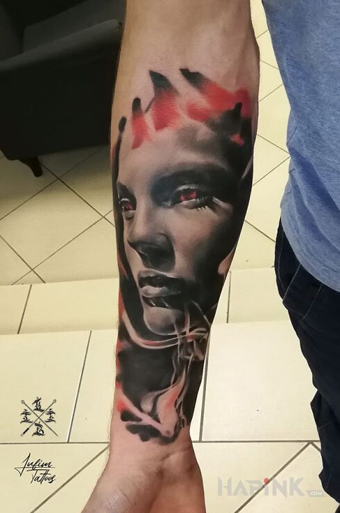 Tattoo Kobieta w Dymie in 3D motif and realistic style on the forearm