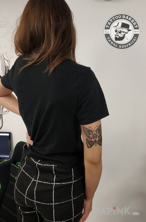 Tattoo Motyl in flowers motif and graphic / illustrative style on the upper arm