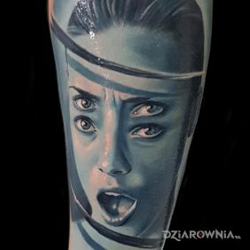 Tatuaż Czworo oczu na łydce motyw: twarze styl: surrealistyczne