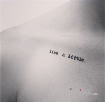 Tattoo Żyj trochę in lettering motif on the collarbone