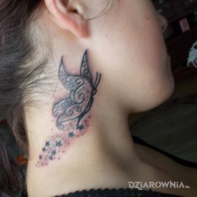 Tatuaż Motylek :D na szyi motyw: motyle