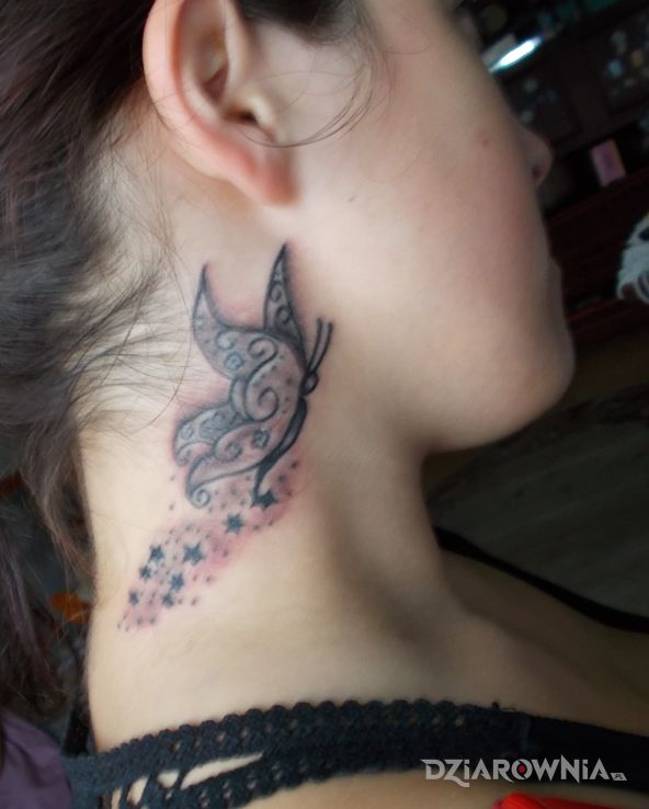 Tatuaż motylek d w motywie motyle na szyi