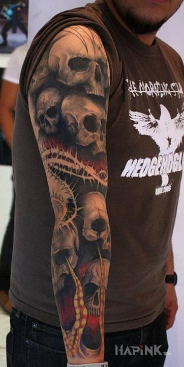 Tattoo Dużo czaszek in dark motif and realistic style on the forearm
