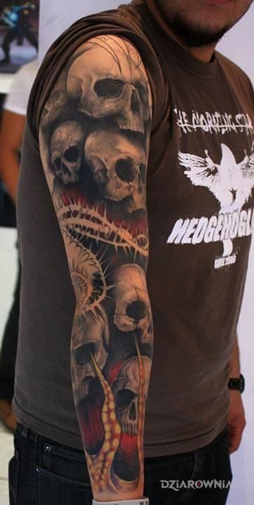 Tatuaż dużo czaszek w motywie 3D i stylu realistyczne na ramieniu