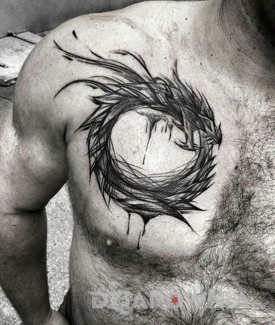 Tatuaż wąż uroboros na klatce piersiowej mężczyzny