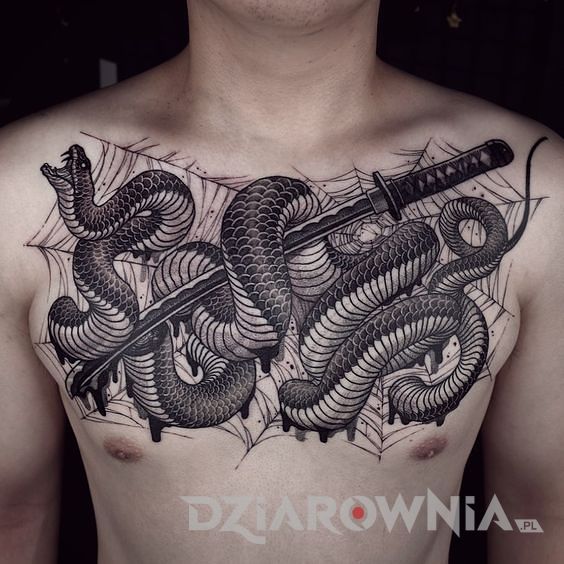 Duży atuaż węża z japońską kataną na klatce piersiowej mężczyzny