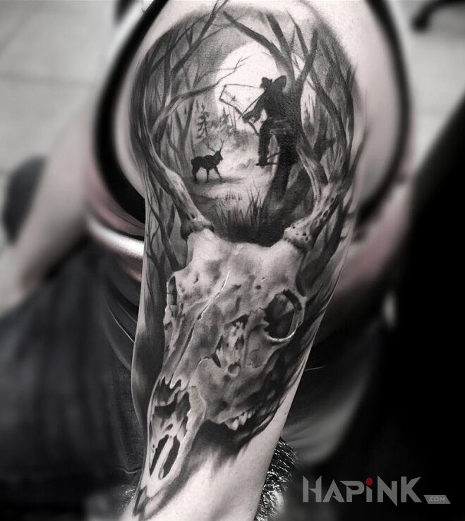 Tattoo Czacha jelenia in animals motif on the upper arm