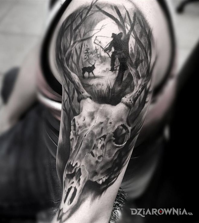 Tatuaż czacha jelenia w motywie czaszki na ramieniu