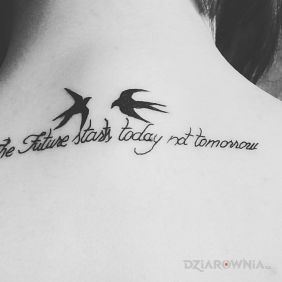 Tatuaż The future starts today not tomorrow na plecach motyw: napisy
