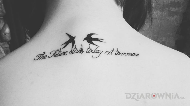 Tatuaż the future starts today not tomorrow w motywie zwierzęta na plecach