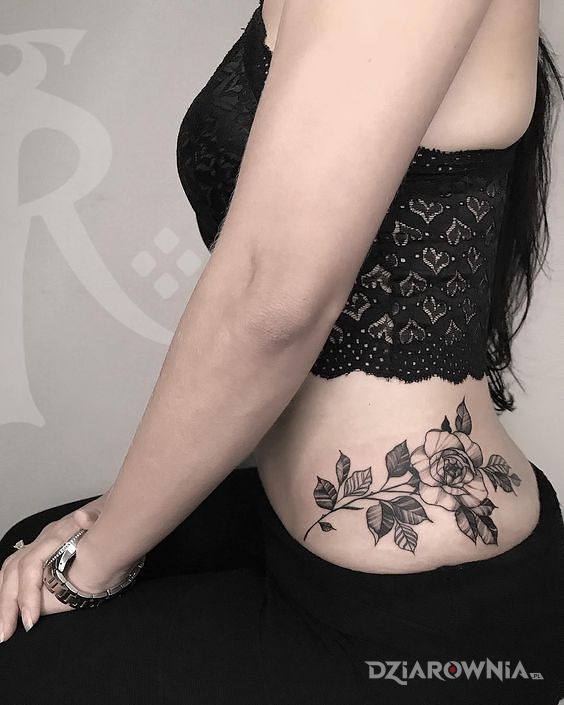 Tatuaż róża na boku w motywie czarno-szare i stylu graficzne / ilustracyjne na żebrach