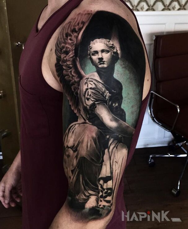 Tattoo Anielski tatuaż in 3D motif on the upper arm