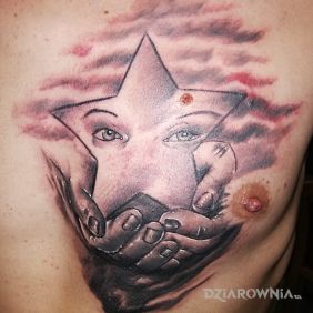 Tatuaż Gwiazda na klatce motyw: czarno-szare styl: realistyczne