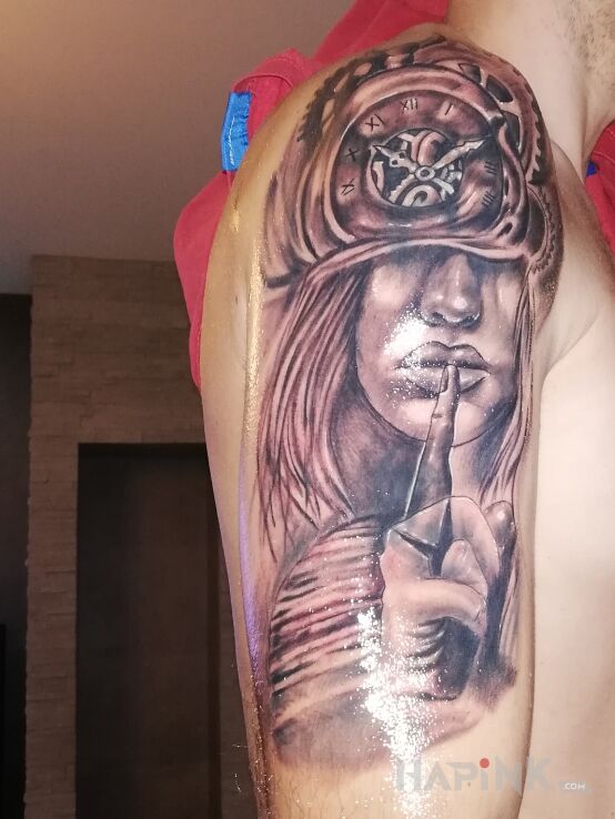 Tattoo Kobieta in black and gray motif and realistic style on the upper arm