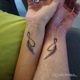 Tatuaż Nieskończoność na nadgarstku motyw: czarno-szare styl: graficzne / ilustracyjne