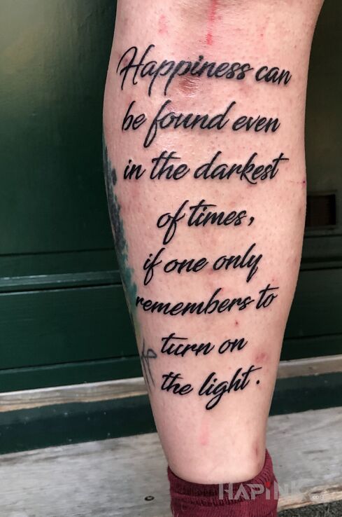 Tattoo Cytat Rolling in lettering motif and calligraphy style on the calf