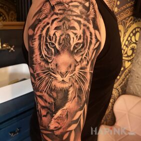 Tattoo Tiger on the upper arm motif: animals