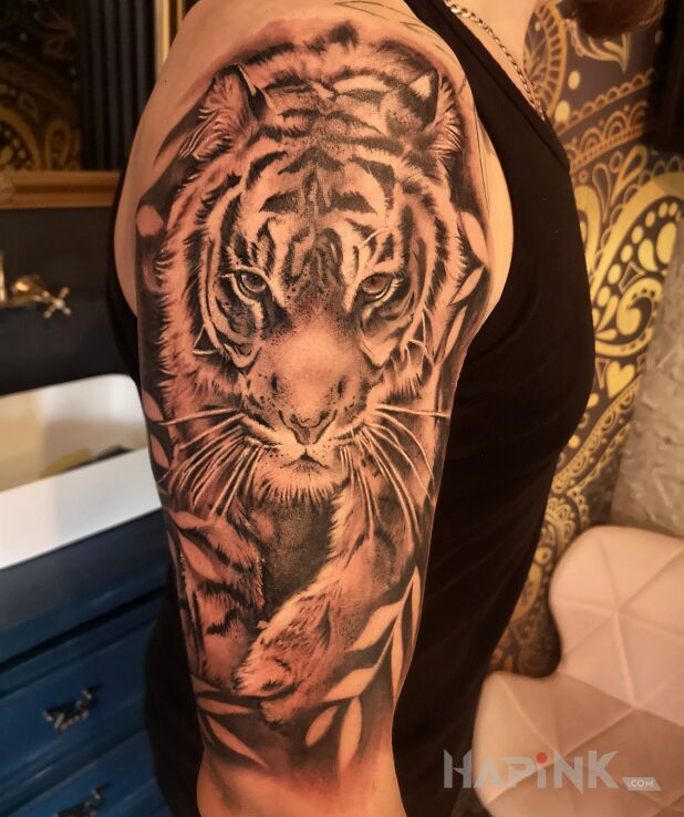 Tattoo Tiger in black and gray motif on the upper arm