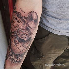 Tatuaż Kompas i mapa na przedramieniu motyw: przedmioty styl: realistyczne